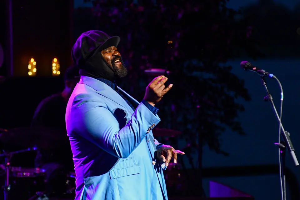Gregory Porter mid-song in a sky-blue jacket
